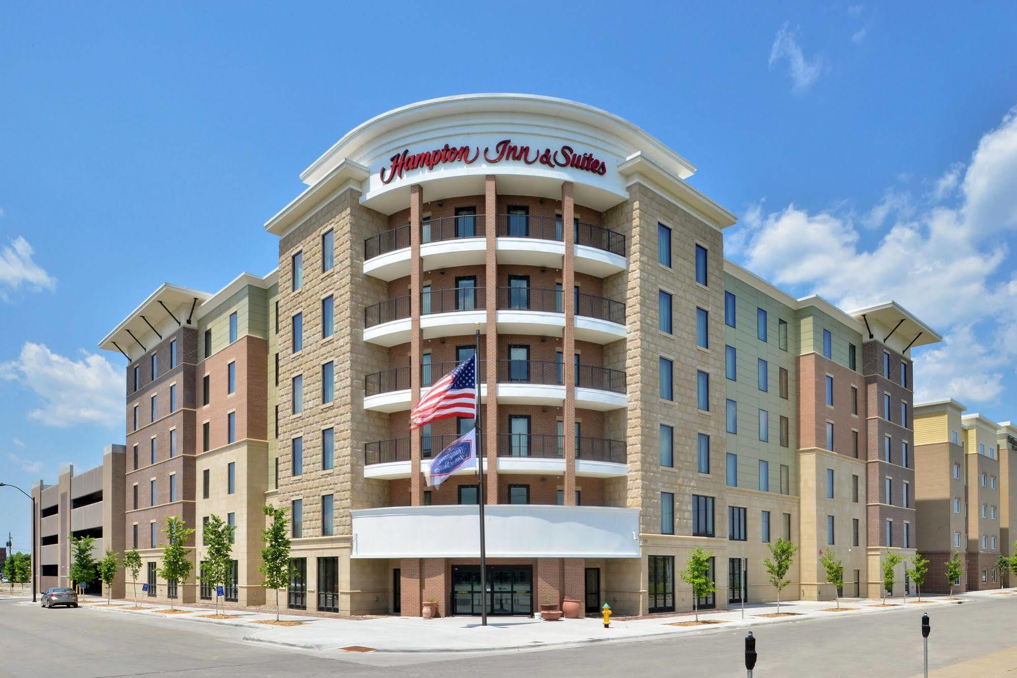Hampton Inn & Suites Des Moines Downtown Exterior photo